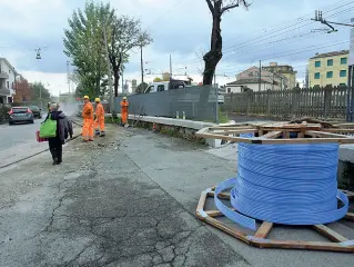  ??  ?? Gli scavi Uno dei cantieri per la posa della fibra ottica, che martedì hanno paralizzat­o il traffico