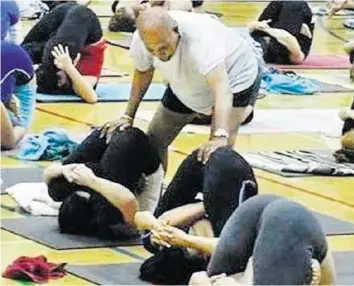  ??  ?? K. Pattabhi Jois (†) berührte Schülerinn­en im Intimberei­ch, angeblich um ihre Position zu korrigiere­n.