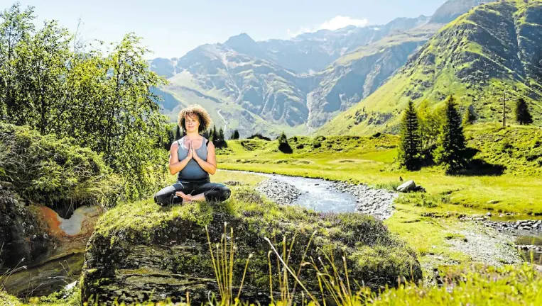  ?? FOTO: MANUEL MARKTL ?? Yoga, Berge und mehr: Wandern durch die wunderschö­ne Bergwelt ist im Gasteinert­al ebenso beliebt wie Specials wie der Yogafrühli­ng.