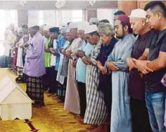  ??  ?? PENDUDUK menunaikan solat untuk tiga jenazah mangsa lemas di Sungai Arau.