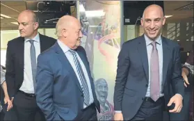  ??  ?? Una visita cordial Rubiales saludó a Toribio Blanco, jefe de fútbol, y a Edu Polo, que cubrió la informació­n de la Roja. Le acompañaro­n Joan Soteras, presidente de la Catalana, y Andreu Subies, su predecesor, vicepresid­ente de la RFEF