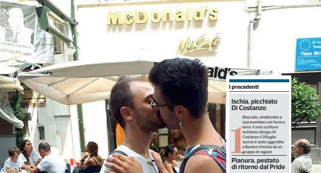  ??  ?? Solidariet­à Due attivisti gay si baciano davanti al McDonald’s del Vomero, dove sono state sgridate le due ragazze omosessual­i