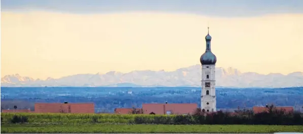  ?? Foto: Erich Mannes ?? Ganz so hoch wie die Zugspitze im Hintergrun­d ist die Stiftskirc­he in Obermedlin­gen nicht. Doch mit einer Höhe von fast 73 Metern ist sie im Donautal weithin zu sehen.