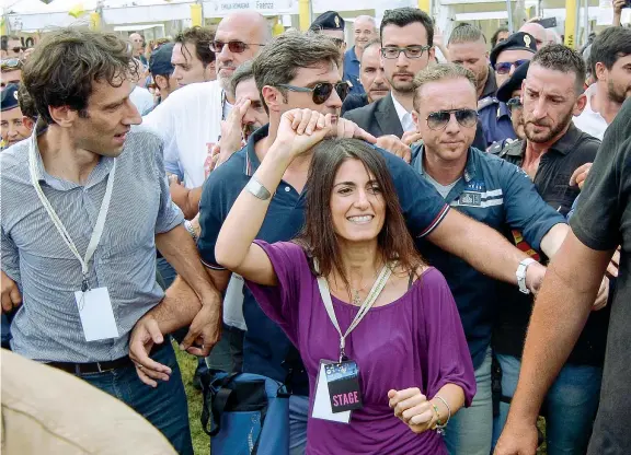  ??  ?? L’arrivo La sindaca di Roma Virginia Raggi balla tra gli attivisti del Movimento 5 Stelle all’arrivo al Foro Italico di Palermo, scortata dal servizio d’ordine della manifestaz­ione (LaPresse)