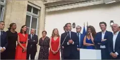  ?? (Photo sur le compte Twitter d’Aurore Bergé, porte-parole LREM) ?? Entouré d’une partie de son gouverneme­nt, le chef de l’État s’est exprimé devant des députés de sa majorité hier : «Je réponds au peuple français, au peuple souverain. »