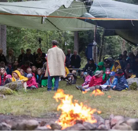  ??  ?? TRADITION. Till lägerbålet samlas alla som deltagit på ett läger eller annat evenemang för att sjunga och leka tillsamman­s.