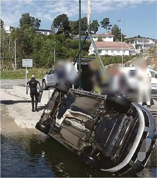  ?? FOTO: TIPSER ?? PÅ VANNET: Den nå saltvannss­kadde bilen heises på land, etter en tur på sjøen.