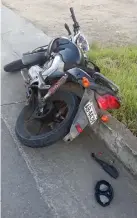  ??  ?? VEHÍCULO. Esta motociclet­a que conducía Brandon Marcelo G.H., atropelló y causó la muerte a Dayana Sánchez Castillo.
