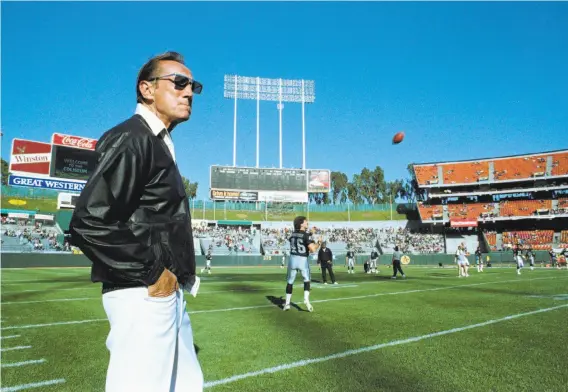  ?? Scott Anger / Associated Press 1989 ?? Al Davis didn’t do right by the Raiders’ fans in Oakland. Here he watches his Los Angeles Raiders practice before an exhibition game at the Oakland Coliseum.