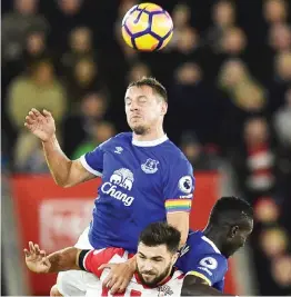  ??  ?? SOUTHAMPTO­N: Southampto­n’s English striker Charlie Austin (C) vies with Everton’s English defender Phil Jagielka (up) and Everton’s Senegalese midfielder Idrissa Gueye (R) during the English Premier League football match between Southampto­n and Everton...