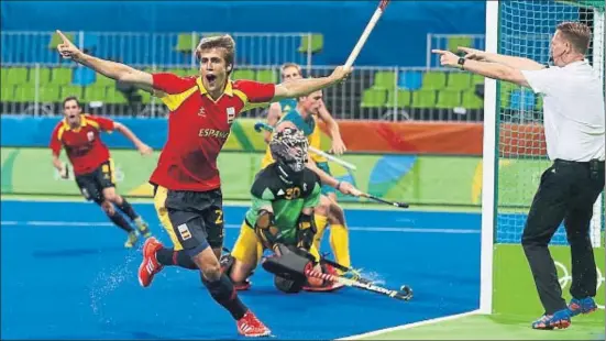  ?? VASILY FEDOSENKO / REUTERS ?? Àlex Casasayas celebra el gol que va servir perquè Espanya fes saltar la sorpresa contra Austràlia