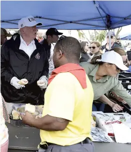  ?? PHOTO AFP ?? Le président américain Donald Trump et son épouse Melania ont participé, hier, à la distributi­on de nourriture pour des habitants d’un quartier de Naples ravagé par l’ouragan Irma.