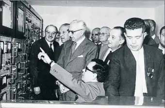  ?? ARCHIVO / UPC ?? Los ministros Planell y Gual Villalbí frente al cuadro de mandos del reactor