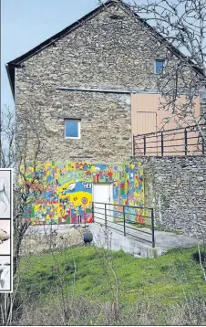  ??  ?? Dans la partie inférieure de La Grange, une fresque délicate s’offre au regard. Elle a été réalisée par la quarantain­e d’enfants de l’école de Pradinas-Tayrac, guidés par l’artiste Carole Delord.