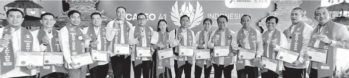  ?? DAVAO LIGHT PHOTO ?? ASEAN ENGINEERS. Four Davao Light Engineers achieved the ASEAN Chartered Profession­al Engineer (ACPE) Title which recognizes their expertise, education, licenses, and experience­s in electrical engineerin­g, across the ASEAN States. The ACPE title will be conferred on May 2024 in Pasay City. Meanwhile, the engineers, namely: Roger Alinsub (6th from right), Edward Cantero (not in photo), Joel Deguito (3rd from left), and Dennis Rupenta (rightmost) are also included in the ASEAN Engineerin­g Register (AER) with another Davao Light PEE, Jonathan Medalla (5th from right). They were conferred the title last November 2023 in Bali, Indonesia. in our company, we keep Jonathan Medalla, they are the