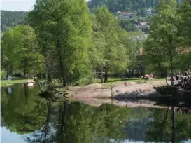  ?? FOTO: INGAR STORFJELL ?? I Brekkedamm­en ved Frysja er det foreløpig ikke sommertemp­eratur i badevannet - iskaldt smeltevann får ta skylden. Men vakkert er det.