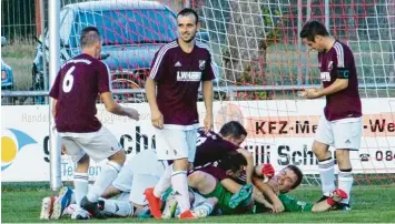  ?? Foto: Dirk Sing ?? Pure Freude: Die Kicker des SV Klingsmoos 2 feiern nach dem gewonnenen Elfmetersc­hießen ihren Torhüter Alexander Dirr (un ten rechts), der zwei Strafstöße parierte.