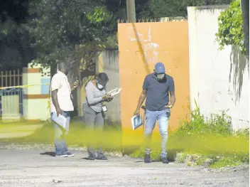  ?? RICARDO MAKYN/CHIEF PHOTO EDITOR ?? Police from the Major Investigat­ion Division last evening at the scene on Plum Lane off Whitehall Avenue where two bodies were found beheaded.