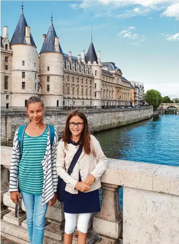  ?? Foto: Melanie Sommer ?? In Paris: Serena Sommer und Loren Himmelreic­h (links) auf der Brücke Pont au Change, darunter fließt der Fluss Seine. Im Hintergrun­d ist das Gebäude Tour de l’Horloge du Palais de la Cité zu sehen.