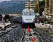  ??  ?? Si des trains arrivent en gare de Toulon depuis l’ouest, ils ne vont pas plus loin et repartent en sens inverse.