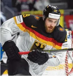 ?? Foto: afp ?? Leon Draisaitl ist momentan Deutschlan­ds bester Eishockey Spieler. Wenige Stunden nach dem Play off Aus in der NHL stand er schon in Köln auf dem Eis.