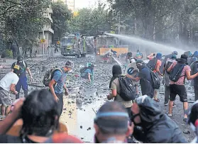  ?? REUTERS ?? Represión con camiones hidrantes en Santiago