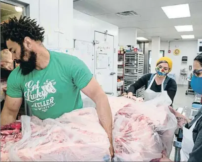  ?? DANE RHYS / REUTERS ?? Colin Brown hace entrega de una partida de carne a Saucisson Butchers, en Cleveland