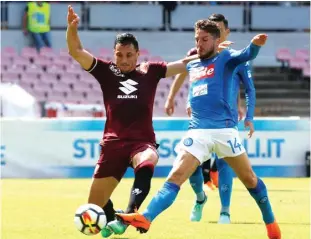  ?? CIRO DE LUCA/REUTERS ?? SIA-SIA: Aksi Dries Mertens (kanan) saat membobol gawang Torino tadi malam.