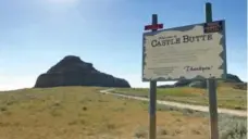  ??  ?? Castle Butte, one of Saskatchew­an’s seven wonders, is a free-standing sandstone, clay and coal formation from the Ice Age.