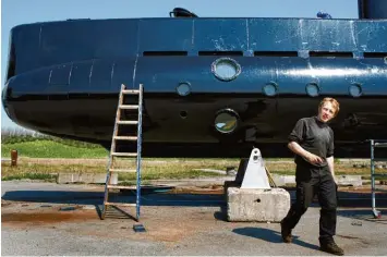  ?? Foto: Hougaard Niels, dpa ?? Peter Madsen (hier eine Aufnahme aus dem Jahr 2008) hat das größte privat betriebene U Boot der Welt gebaut. Jetzt sitzt er in U Haft. Die Polizei verdächtig­t ihn, eine schwedisch­e Journalist­in getötet zu haben.