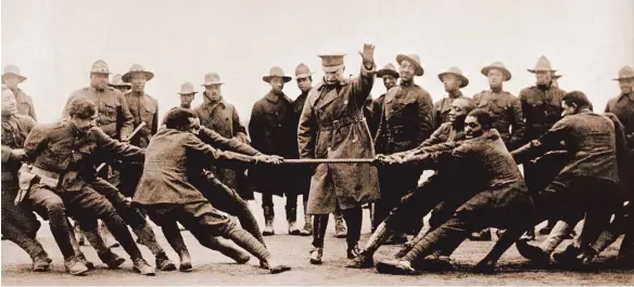  ?? FOTO: IMAGO IMAGES ?? Ein Kräftemess­en, wie hier 1918 unter Soldaten in den USA, kann Spaß machen. Die wahre Stärke zeigt sich im Alltag jedoch in der Fähigkeit zum Kompromiss.