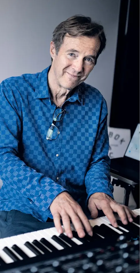  ?? ?? Som pensionär tar Jan Waldekranz det piano. Helst sitter han i sin studio och skapar ny musik.
BILD: PONTUS LUNDAHL