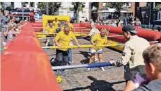  ?? FOTO: NORBERT PRÜMEN ?? Die DLRG trat gegen die Pfadfinder im Menschenki­cker beim Grefrather Pfarrfest an.