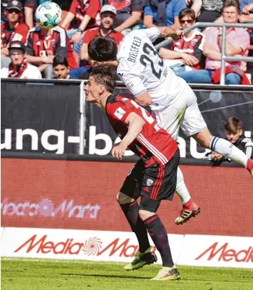  ?? Foto: Roland Geier ?? Keine seltenes Bild: Zahlreiche Zweikämpfe prägten die Partie zwischen dem FC Ingolstadt und Arminia Bielefeld. Hier duellieren sich Stefan Kutschke (links) und Florian Dick.