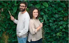  ??  ?? ◀
Sérgio Miranda e Sofia Catarino com o primeiro produto próprio da Pegada Verde: palhinhas de inox (Fair Straw)