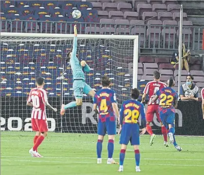  ?? FOTO: MANEL MONTILLA ?? Paradón de Oblak El esloveno encajó dos goles y evitó alguno otro, como en este lanzamient­o de Leo Messi