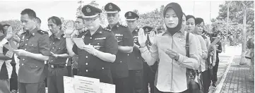  ??  ?? Immigratio­n Department and police personnel join the oath-taking ceremony.