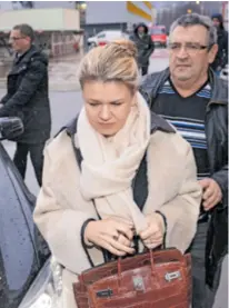 ??  ?? Supruga Corinna Schumacher u siječnju 2014., tjedan dana nakon nesreće, izlazi iz bolnice u Grenobleu