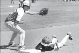  ?? MIKE BUSH/NEWS-SENTINEL ?? Lodi 11s first baseman Axel Velasquez gets ready to put the tag on the Kingsburg baserunner, who slid safely back into the base on Wednesday at Salas Park.