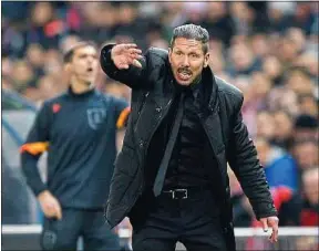  ??  ?? Diego Simeone n’hésite pas à interpelle­r les arbitres, par exemple.