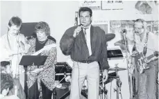  ?? FOTO: PRIVAT ?? Ted Herold zusammen mit der Biberacher Band Fantastic Formation beim Auftritt in der Laupheimer Diskothek „Moonlight“im Jahr 1988: (v. l.) Karl-Ernst Ruoss, Anne Ottenbache­r-Hopf, Ted Herold und Jack Krispin.
