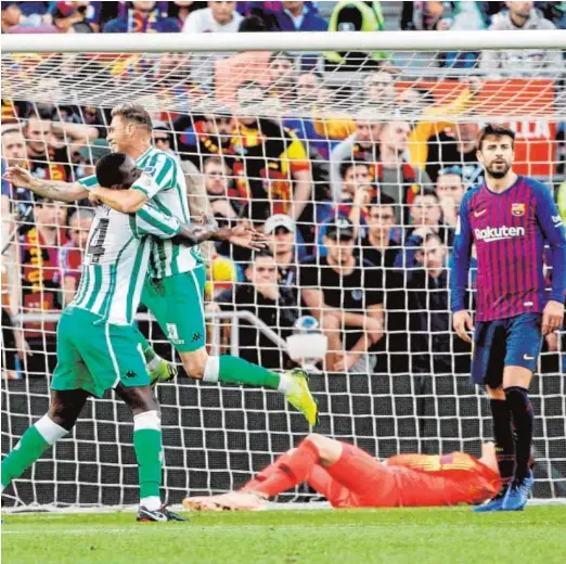  ?? EFE ?? Joaquín celebra con Carvalho el segundo gol del Betis en el Camp Nou