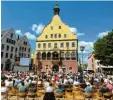  ?? Foto: Kaya ?? 650 Menschen lauschen vor dem Ulmer Schwörhaus der Schwörrede.