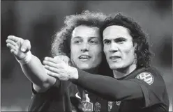  ?? EPA/YOAN VALAT ?? Four Four MASIH BETAH: Striker PSG Edinson Cavani (kanan) dan bek David Luiz. Cavani mengatakan masih betah bertahan di klub Paris itu.