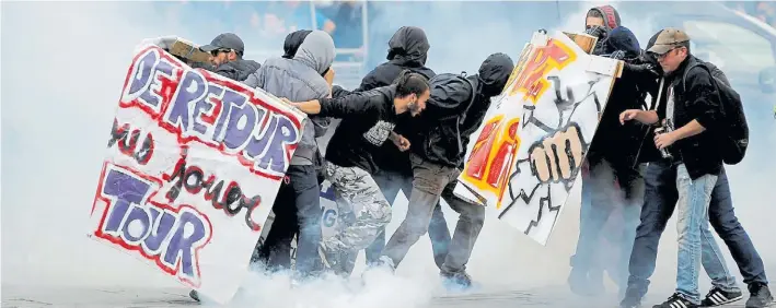  ?? AP ?? En paz. La mayoría de la gente se manifestó en calma en París y el resto del país buscando apartarse de los grupos anarquista­s que lanzaron bombas molotovs y piedras a la policía.