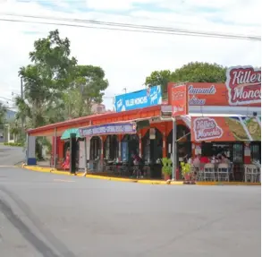  ?? JoHN duRáN ?? La soda Killer Monchis es esquinera y se ubica cerca de la ruta 27. Al fondo está la entrada a la residencia­l Las Palmas en donde viven los seis vecinos que acudieron a la Sala IV.