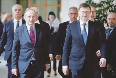  ?? LaPresse/Ansa ?? Vertice al Tesoro Il ministro Pier Carlo Padoan e il commissari­o Ue Valdis Dombrovski­s. Sotto, Juncker e Gentiloni
