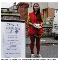  ??  ?? Armée d’un panneau d’informatio­n et de quelques brochures, Océane est au plus près des touristes.