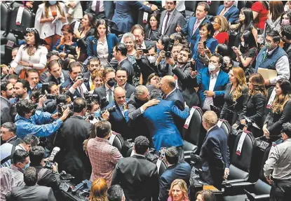  ?? OCTAVIO HOYOS ?? Abrazo del dirigente tricolor y el secretario de Gobernació­n el 1 de septiembre.