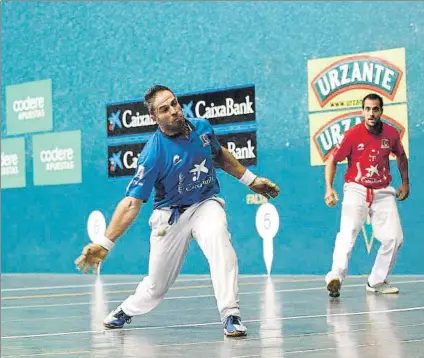  ?? FOTO: MIREYA LÓPEZ ?? Aimar Olaizola se dispone a golpear la pelota ayer en Muskiz ante la mirada de Oinatz Bengoetxea